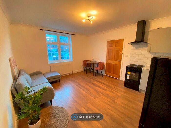 1 Bedroom Bungalow To Rent In Tomswood Hill, Essex, IG6