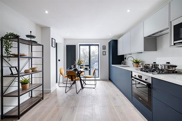 1 Bedroom Flat For Sale In Clinton Road, Forest Gate, E7