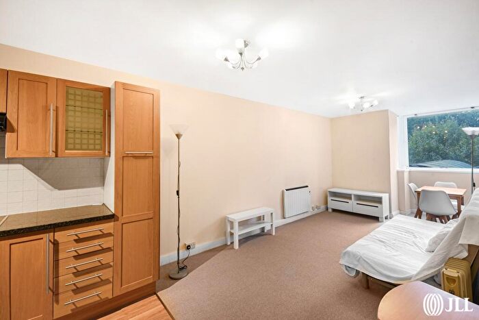 1 Bedroom Apartment To Rent In Bramlands Close London, SW11