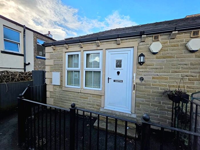 Apartment To Rent In Westgate, Cleckheaton, BD19