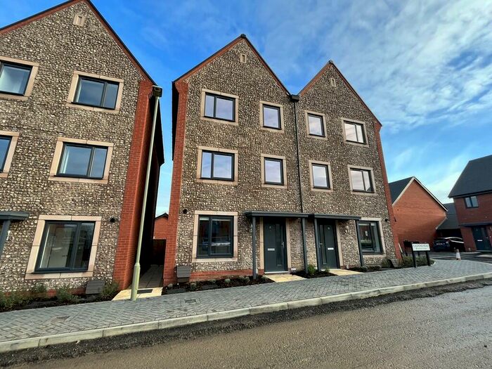 3 Bedroom Semi-Detached House To Rent In Flagpond Road, Whiteley, PO15