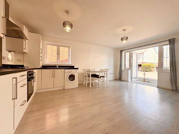 2 Bedroom Flat To Rent In Laurence Rise, Dartford, DA2