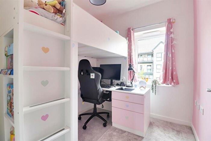 3 Bedroom Terraced House For Sale In Hawthorn Avenue, Hull, HU3