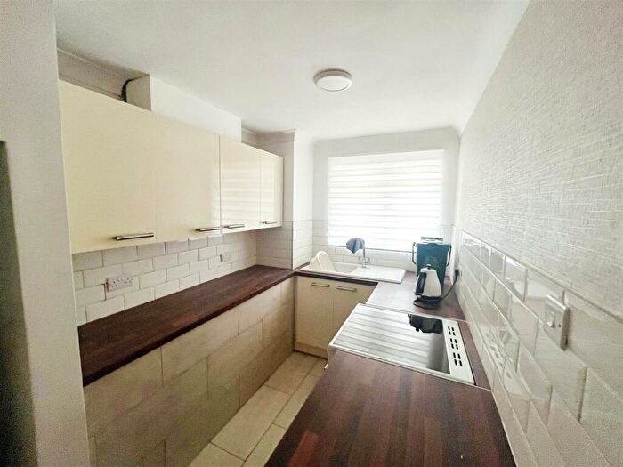2 Bedroom Flat To Rent In Fairfax Avenue, Basildon, SS13