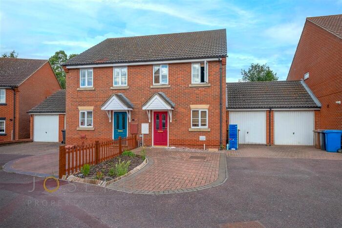 3 Bedroom Property To Rent In Pipers Vale Close, Ipswich, IP3