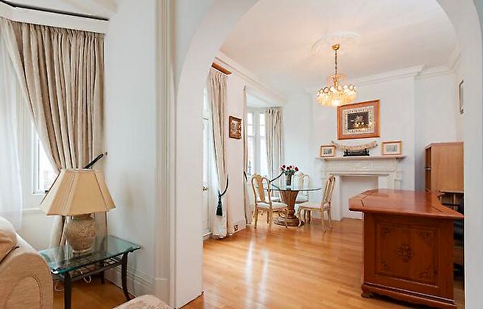 2 Bedroom Flat To Rent In Duke Street, London, W1K