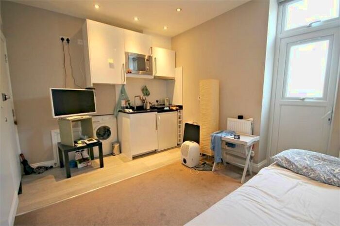 Flat To Rent In High Road, NW10