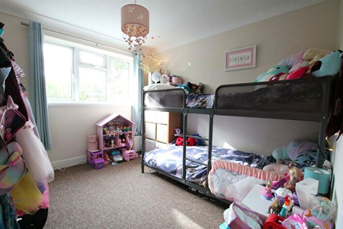 2 Bedroom Apartment For Sale In Waterfields, Leatherhead, KT22