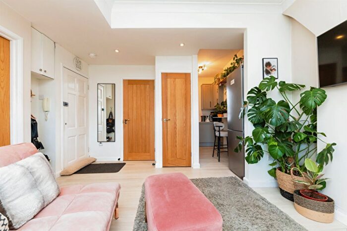 1 Bedroom Flat For Sale In Norton Way North, Letchworth Garden City, SG6