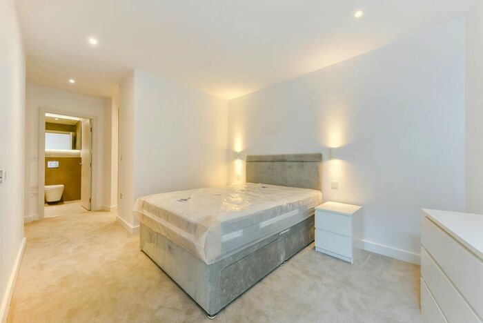 2 Bedroom Flat To Rent In Red Post Hill, London, SE24