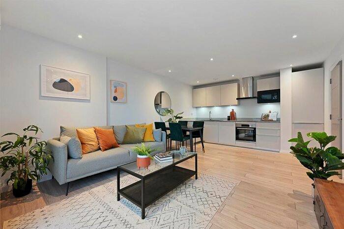 1 Bedroom Flat To Rent In Bellfield Road, High Wycombe, HP13