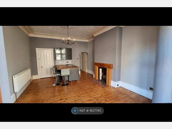 3 Bedroom Flat To Rent In Royal Avenue, Scarborough, YO11