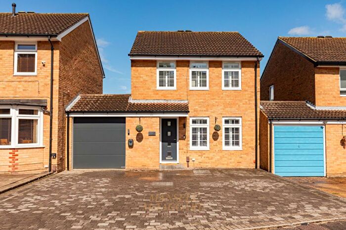 3 Bedroom Link Detached House For Sale In The Canter, Crawley, RH10