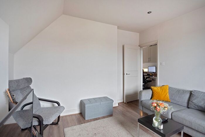 1 Bedroom Flat To Rent In Queens Road, Wimbledon, London, SW19