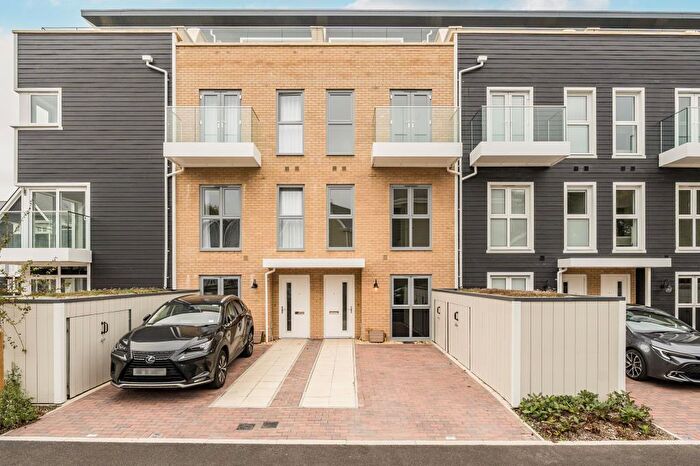 4 Bedroom Town House To Rent In Lanesborough Street, Green Park, RG2