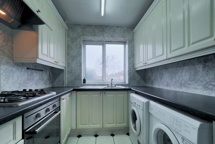 2 Bedroom Flat To Rent In Arundel Ct, Woodhouse Rd, North Finchley, N12