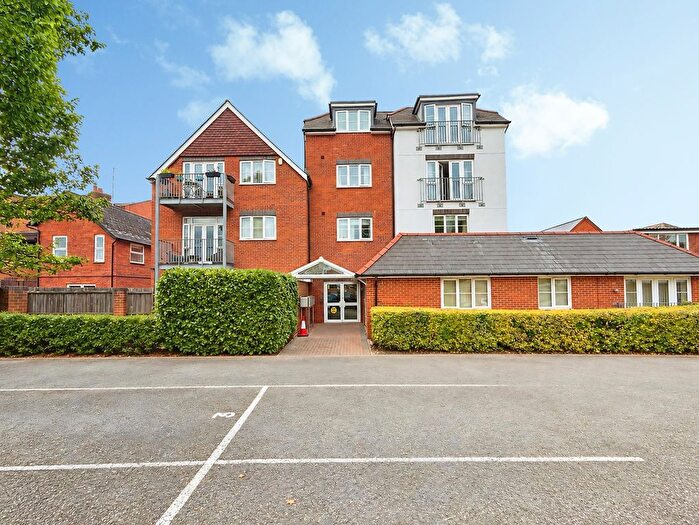 1 Bedroom Flat For Sale In Napier Road, Crowthorne, Berkshire, RG45