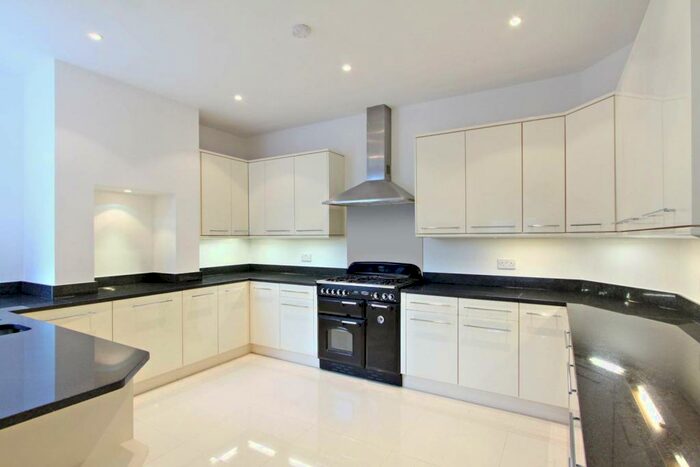 3 Bedroom Flat To Rent In Riverview Gardens, Castelnau, London, SW13