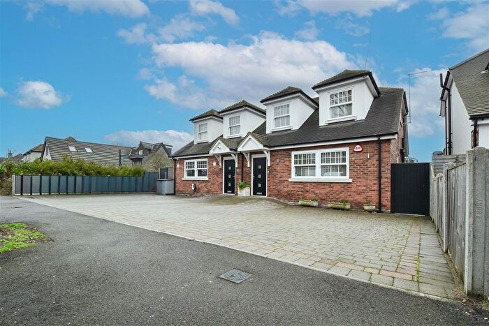 4 Bedroom Semi-Detached House For Sale In Homeway, Romford, RM3