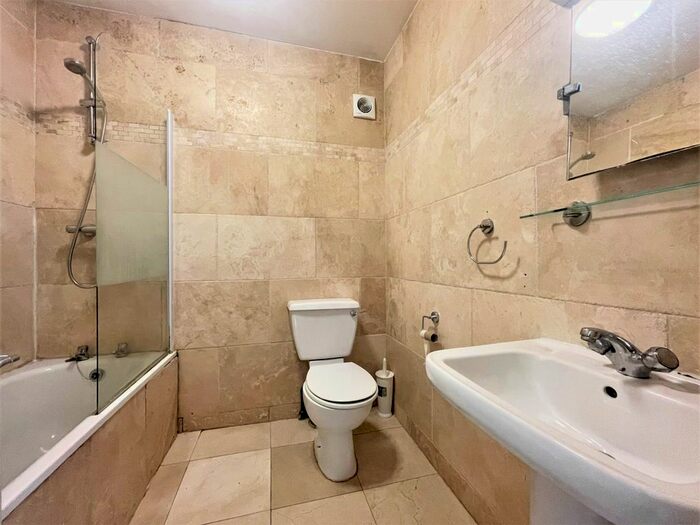 3 Bedroom Flat To Rent In Tooting Bec Road, London, SW17