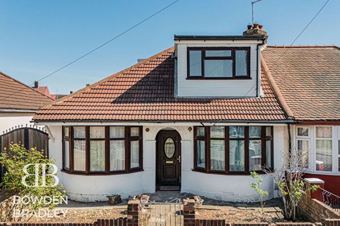 3 Bedroom Semi-Detached Bungalow For Sale In Tunstall Avenue, Hainault, IG6