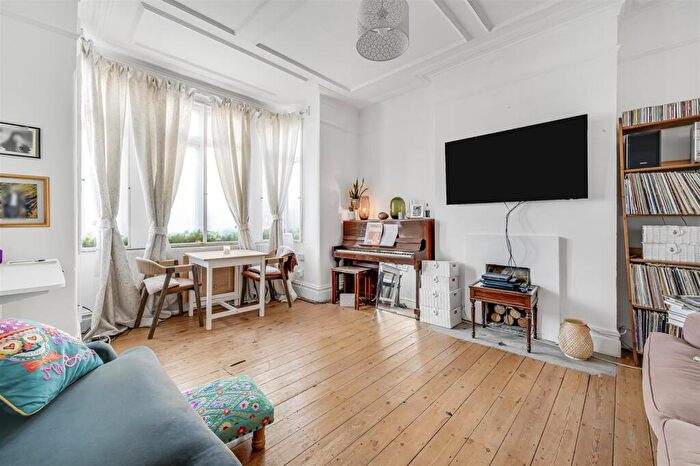 1 Bedroom Flat For Sale In Clifford Avenue, East Sheen, SW14