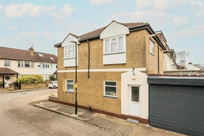 2 Bedroom Flat To Rent In Wayside, Richmond, SW14