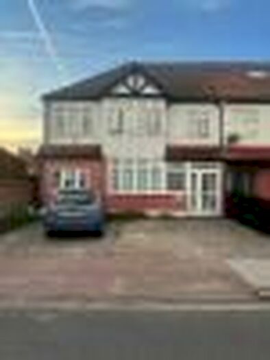 Garage / Parking To Rent In Fishponds Road, London, SW17