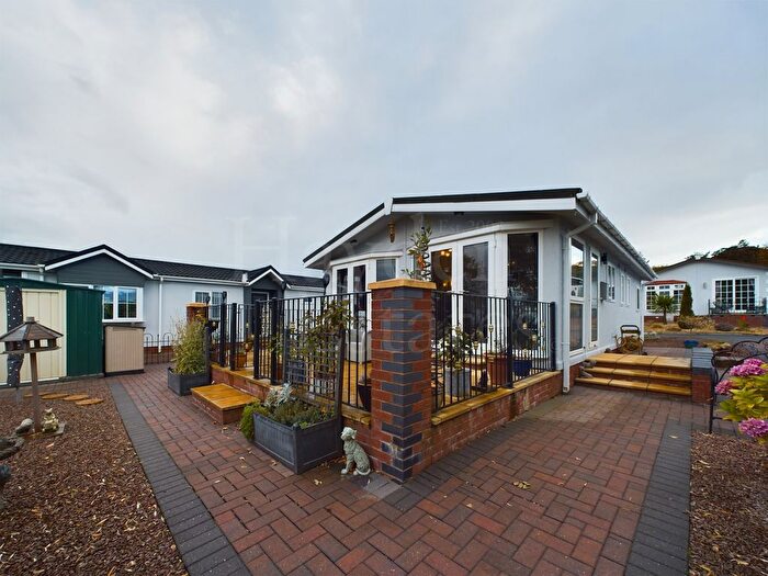 3 Bedroom Mobile/park Home For Sale In Meadow View, Earls Ditton Lane, DY14