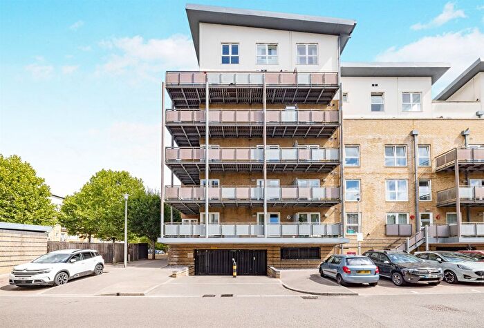 2 Bedroom Flat For Sale In Metropolitan Station Approach, Watford, WD18
