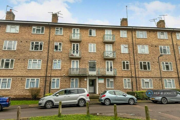 2 Bedroom Flat To Rent In Grove Avenue, Pinner, HA5