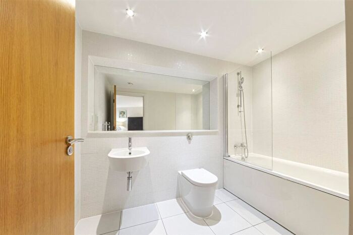 2 Bedroom Apartment To Rent In Quadrant Walk, Canary Wharf, London, E14