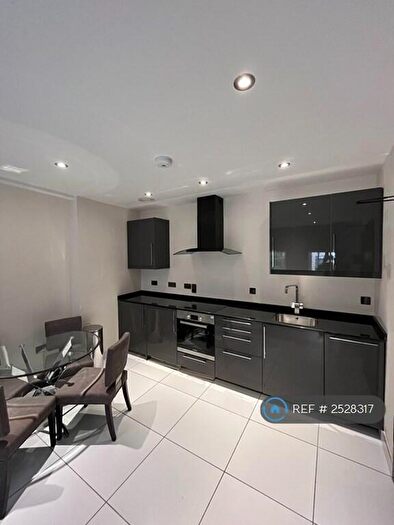 2 Bedroom Flat To Rent In Headrow Residence, Leeds, LS1