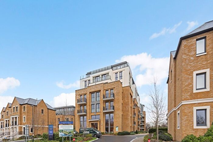 3 Bedroom Flat To Rent In Pinewood Gardens, Teddington, TW11