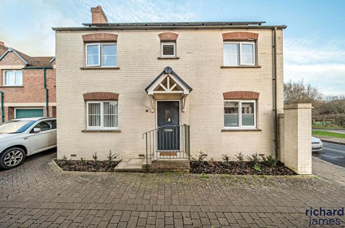 3 Bedroom Semi-Detached House For Sale In Brentfore Street, East Wichel, Swindon, SN1