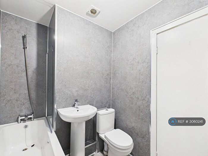 2 Bedroom Flat To Rent In Causeyside St, Paisley, PA1