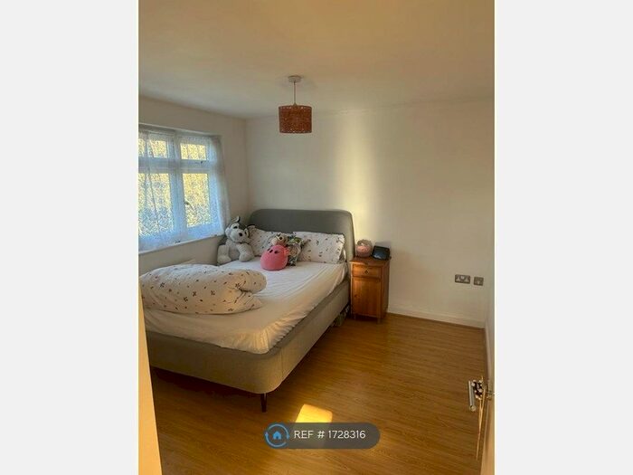 3 Bedroom Semi-Detached House To Rent In Ruffetts Close, South Croydon, CR2