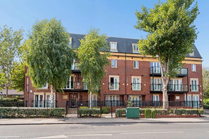 2 Bedroom Flat For Sale In Marsh Road, Pinner, HA5