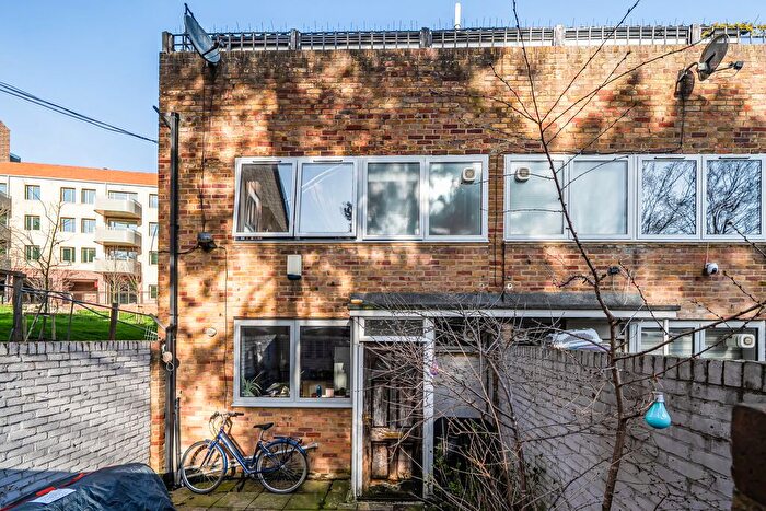 3 Bedroom Maisonette For Sale In Otto Close, Kirkdale, London, SE26