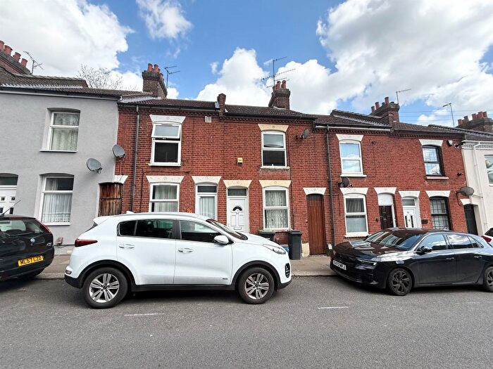 3 Bedroom Terraced House For Sale In Hampton Road, Luton, LU4
