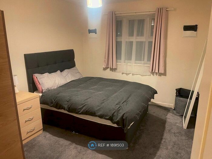 2 Bedroom Flat To Rent In Conifer Court, Ilford, IG1