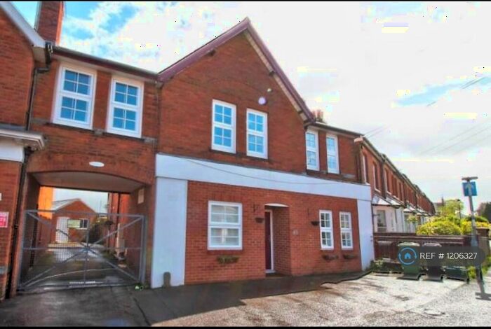 2 Bedroom Maisonette To Rent In Queens Road, Basingstoke, RG21