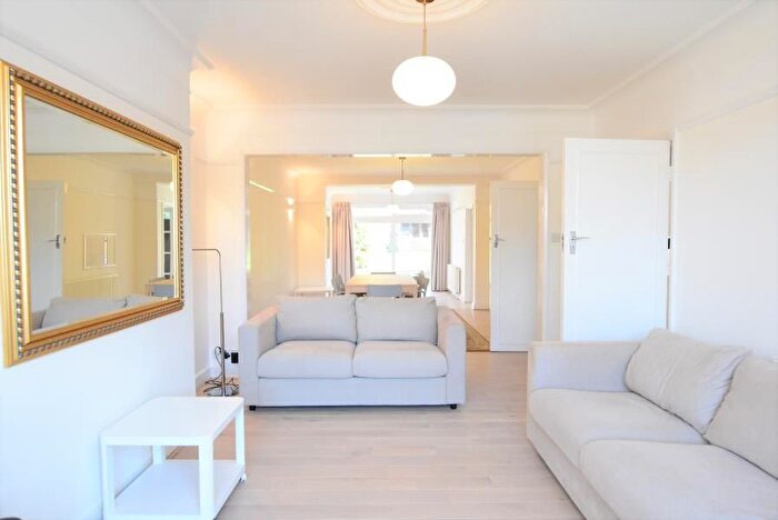 4 Bedroom Semi Detached House To Rent In Wentworth Avenue, Finchley, London, N3