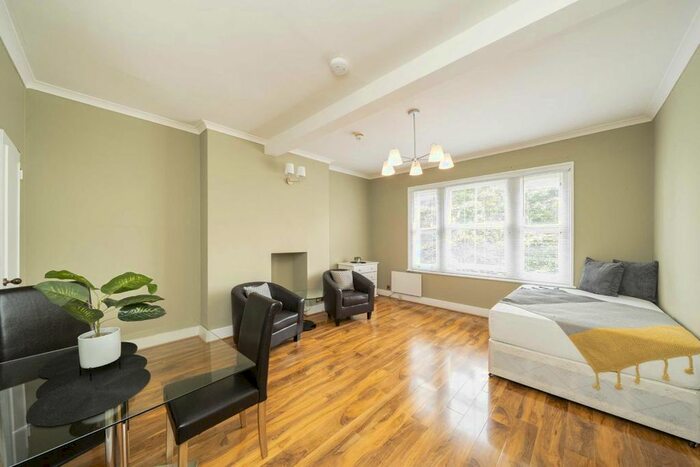 Studio To Rent In Elsham Road, London, W14