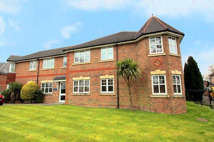 2 Bedroom Ground Flat To Rent In Tinsley Lane, Crawley, RH10