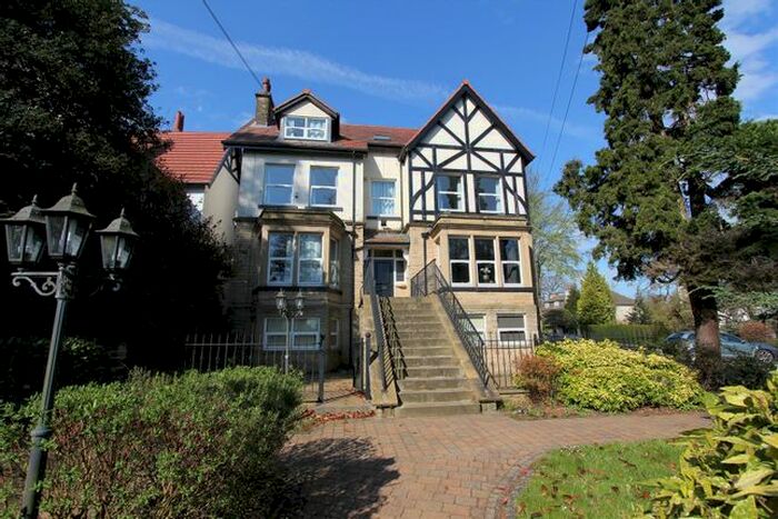 2 Bedroom Flat To Rent In Park Lane, Roundhay, Leeds, LS8