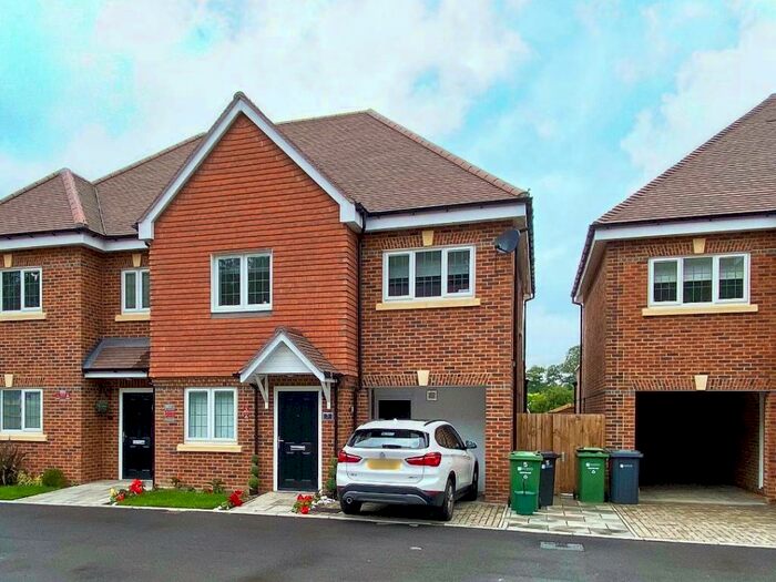 4 Bedroom Semi-Detached House To Rent In Woodroffe Close, Ash, GU12