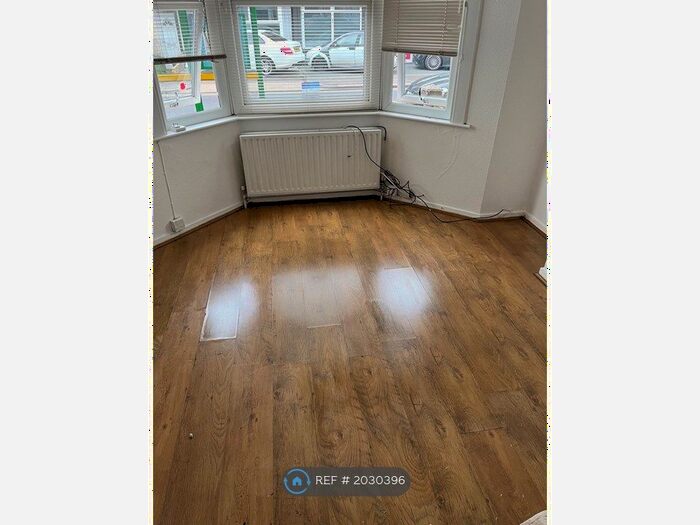 1 Bedroom Flat To Rent In Fairfax Drive, Westcliff-On-Sea, SS0