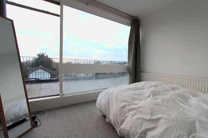 3 Bedroom Flat To Rent In Lansdowne Road, London, SW20