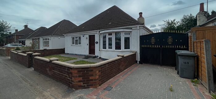 3 Bedroom Detached Bungalow To Rent In Toddington Road, Luton, LU4